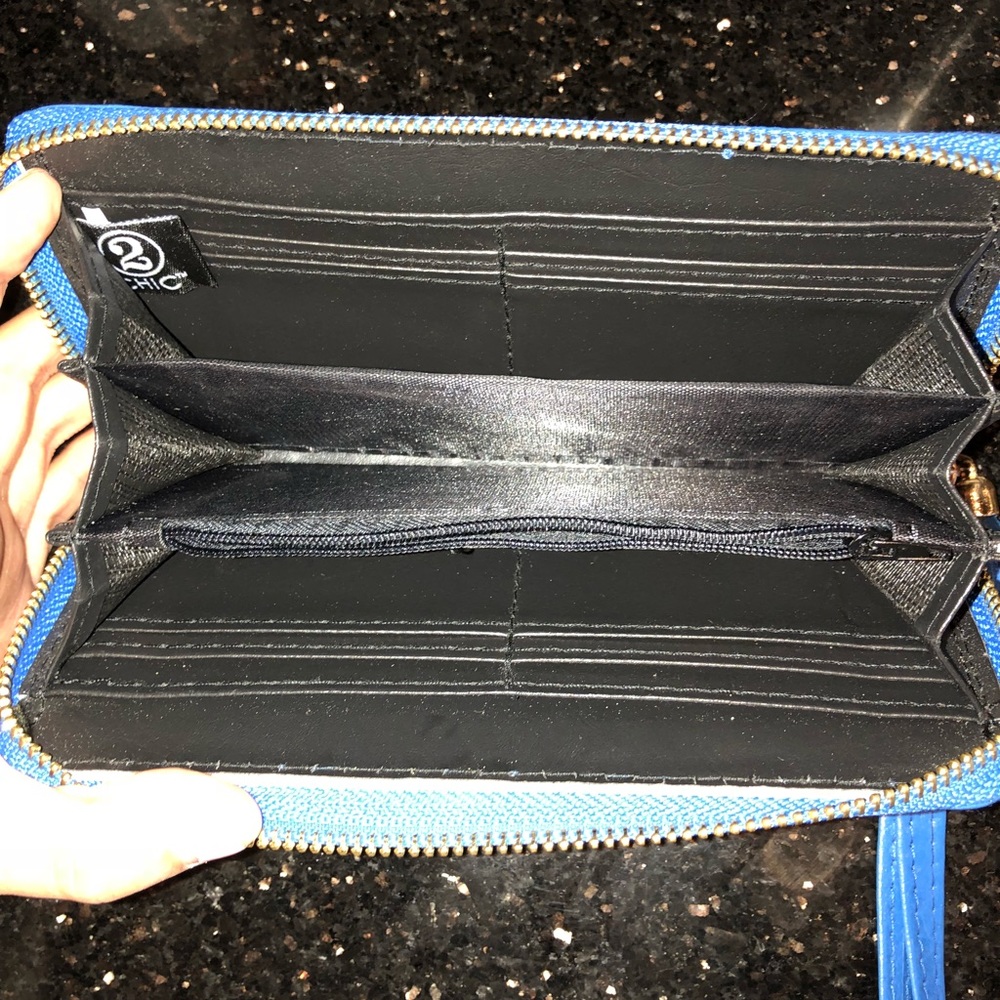 2Chic BLUE WALLET GREAT CONDITION - Picture 2 of 2